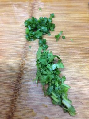 香菜和葱切成小段备用