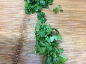 香菜和葱切成小段备用