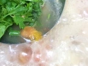 关火，放入葱花和香菜