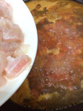 炖好的番茄加入腌好的龙利鱼，大火烧开五分钟左右