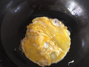 倒入油锅中炒至半熟