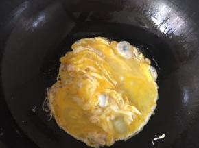 倒入油锅中炒至半熟