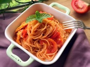 装盘；加入葱；