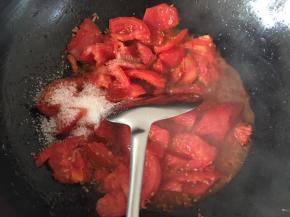 放入白砂糖，醋，食盐翻炒均匀