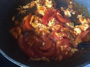 番茄蛋已经很糊；关火；