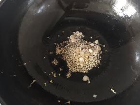 热锅热油倒入葱姜爆香