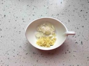 葱切成葱花，姜切末