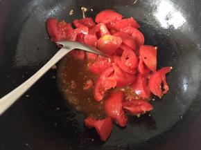 倒入西红柿翻炒