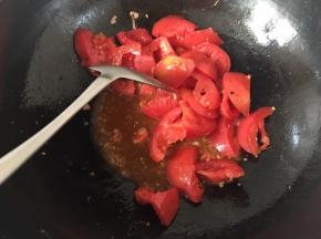 倒入西红柿翻炒