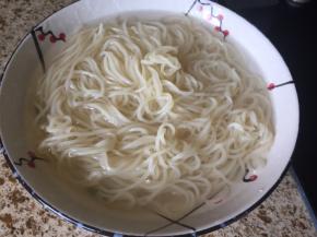 凉水中，浸泡下，沥水；