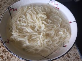 凉水中，浸泡下，沥水；