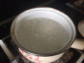 煮锅，把水煮开；