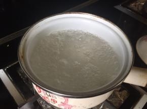 煮锅，把水煮开；