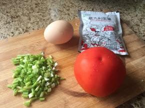 准备好食材：番茄、鸡蛋、意大利面酱、葱；