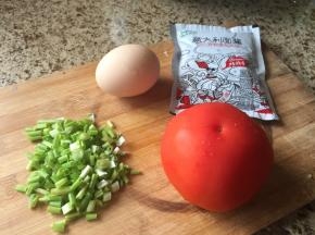 准备好食材：番茄、鸡蛋、意大利面酱、葱；