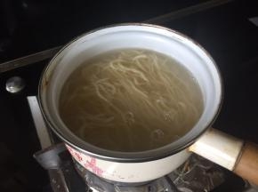 加入面条，搅拌；煮断生；