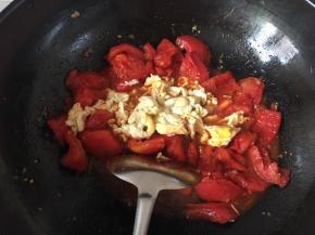 倒入事先炒好的鸡蛋，翻炒均匀就可以关火了