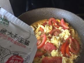 番茄，翻炒，出汁，加入面酱；