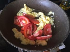 放入番茄，翻炒；