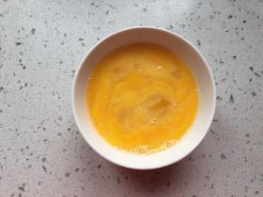 鸡蛋打入碗中，打散