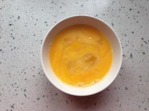 鸡蛋打入碗中，打散