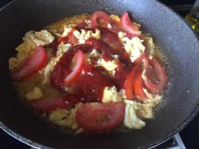 加入适量的水，煮开；