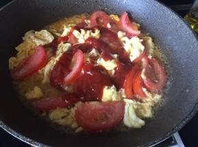 加入适量的水，煮开；