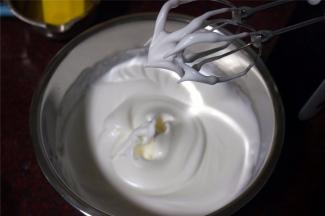 蛋白分三次加入80克细砂糖打发至湿性偏干性发泡。同时上下火150度预热烤箱。烤盘装上一盘清水，放入烤箱最底层给水浴做准备。