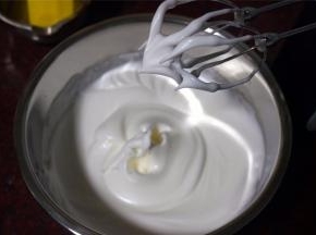 蛋白分三次加入80克细砂糖打发至湿性偏干性发泡。同时上下火150度预热烤箱。烤盘装上一盘清水，放入烤箱最底层给水浴做准备。