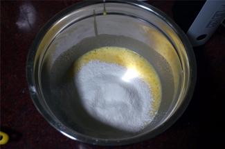 筛入低筋粉，低速启动打蛋器搅打均匀成为无颗粒状态。