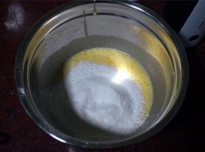 筛入低筋粉，低速启动打蛋器搅打均匀成为无颗粒状态。