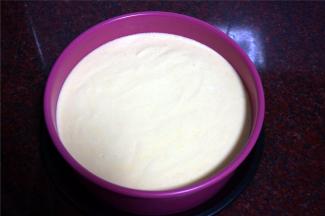 8寸模具底部垫上一张8寸的圆形吸油纸（若没有，请忽略），刷上一层薄薄的烤盘油，然后倒入蛋糕糊，震荡出大气泡。