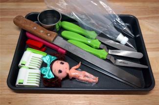 在烤蛋糕的过程中，准备好做蛋糕的工具。公主娃娃冲洗干净后用纸巾吸干水，然后裹上保鲜膜。