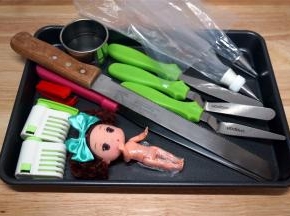 在烤蛋糕的过程中，准备好做蛋糕的工具。公主娃娃冲洗干净后用纸巾吸干水，然后裹上保鲜膜。