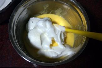 将蛋白糊和蛋黄糊切拌混合成为蛋糕糊。