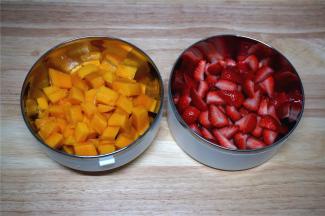 在蛋糕冷却的过程中，将芒果以及草莓切粒备用。
11、