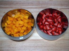 在蛋糕冷却的过程中，将芒果以及草莓切粒备用。
11、