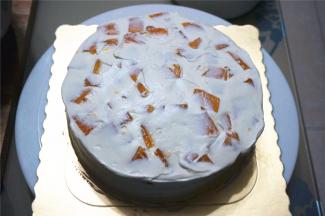 用淡奶油填充空隙，抹平。然后放上第二片蛋糕，同样做法，第二层铺放的是芒果肉。
14、