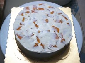 用淡奶油填充空隙，抹平。然后放上第二片蛋糕，同样做法，第二层铺放的是芒果肉。
14、