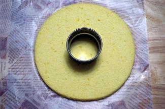 蛋糕体冷却后，分成3片，取中间那片蛋糕片，用一个圆形的模具挖空备用。
12、