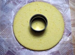 蛋糕体冷却后，分成3片，取中间那片蛋糕片，用一个圆形的模具挖空备用。
12、