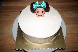 给蛋糕整体抹上一层淡奶油，这个时候已经完成了八成咯。
16、