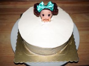 给蛋糕整体抹上一层淡奶油，这个时候已经完成了八成咯。
16、