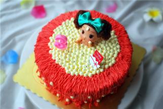 将小孔裱花嘴装入裱花袋，然后装入红色奶油，在蛋糕四周挤出竖条。在蛋糕表面用牙签画上离边沿大概3厘米远的一圈，然后以这个圈为内边界，来回在蛋糕边沿拉线。
最后，将剩下的白色淡奶油装入裱花袋，剪出一个小口（直径大概0.5厘米左右即可）在娃娃公主的四周挤出小圆球作为泡泡。蛋糕的四周也可以挤点泡泡作为装饰。最后在泡泡上面放上几粒银珠装饰，插上生日蜡烛和装饰卡片即可。