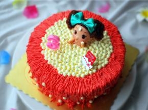 将小孔裱花嘴装入裱花袋，然后装入红色奶油，在蛋糕四周挤出竖条。在蛋糕表面用牙签画上离边沿大概3厘米远的一圈，然后以这个圈为内边界，来回在蛋糕边沿拉线。
最后，将剩下的白色淡奶油装入裱花袋，剪出一个小口（直径大概0.5厘米左右即可）在娃娃公主的四周挤出小圆球作为泡泡。蛋糕的四周也可以挤点泡泡作为装饰。最后在泡泡上面放上几粒银珠装饰，插上生日蜡烛和装饰卡片即可。