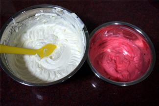 9、在烤蛋糕的过程中，打发奶油。600克淡奶油加入60克细砂糖，打发。打发至8分硬时，取1小碗淡奶油，加入几滴食用色素，然后继续打发至硬性发泡。白色的奶油继续打发至硬性发泡。将打发好的淡奶油放入冰箱保鲜层冷藏备用。
10、