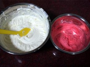 9、在烤蛋糕的过程中，打发奶油。600克淡奶油加入60克细砂糖，打发。打发至8分硬时，取1小碗淡奶油，加入几滴食用色素，然后继续打发至硬性发泡。白色的奶油继续打发至硬性发泡。将打发好的淡奶油放入冰箱保鲜层冷藏备用。
10、