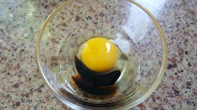 2．一个小一点的鸡蛋加入5克老抽打均匀。