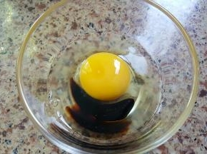 2．一个小一点的鸡蛋加入5克老抽打均匀。