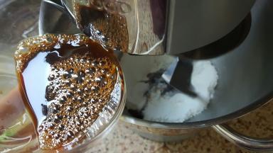 3．慢速倒入厨师机桶内，低速搅拌。